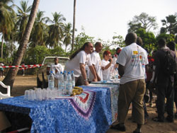 Semi marathon de Casamance: Ravitailllement au départ.